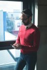 Ejecutiva masculina usando teléfono móvil en la oficina moderna - foto de stock