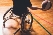 Baixa seção de homem com deficiência praticando basquete no tribunal — Fotografia de Stock