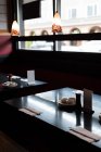 Sushi tavolo organizzato in un ristorante in una giornata di sole — Foto stock