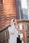 Жінка в хіджабі розмовляє на мобільному телефоні в місті — стокове фото