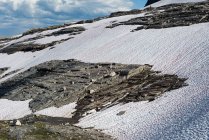 Montanha de rocha coberta de neve durante o inverno — Fotografia de Stock