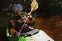 Mezzo kayak donna adulta nel fiume, primo piano . — Foto stock