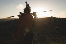 Vista posteriore di uomo maasai in piedi con bastone in campagna — Foto stock