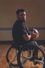 Портрет инвалида, держащего баскетбол на корте — стоковое фото
