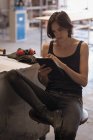 Handwerkerin nutzt digitales Tablet in Werkstatt. — Stockfoto