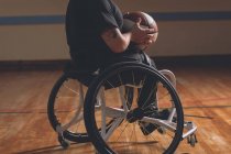 Baixa seção de deficiente homem segurando basquete no tribunal — Fotografia de Stock