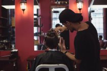 Uomo che si fa tagliare i capelli con la forbice dal barbiere — Foto stock