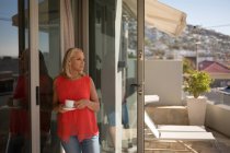 Behinderte Frau hält Tasse Kaffee auf Balkon zu Hause. — Stockfoto