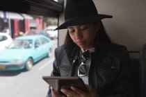 Дівчина-підліток використовує цифровий планшет в автобусі — стокове фото