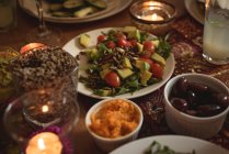 Nahaufnahme der Vielfalt der Speisen auf dem Tisch serviert — Stockfoto