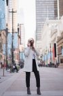 Mulher em hijab clicando em fotos com câmera digital na rua da cidade — Fotografia de Stock
