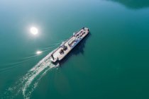 Barca a vela nell'acqua turchese del mare in una giornata di sole — Foto stock