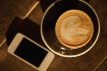 Cremiger Espresso auf Holztisch — Stockfoto