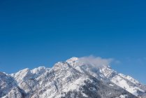 Belas montanhas cobertas de neve e céu azul . — Fotografia de Stock