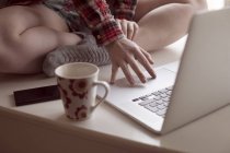 Close-up de mulher usando laptop em casa. — Fotografia de Stock