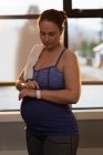 Mulher grávida usando smartwatch — Fotografia de Stock