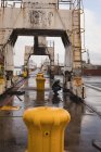 Operaio portuale che ispeziona le enormi gru nei cantieri navali — Foto stock