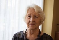 Nahaufnahme einer Seniorin, die in die Kamera blickt — Stockfoto