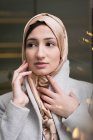 Портрет вдумчивой молодой женщины в хиджабе трогательное лицо — стоковое фото