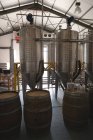 Distilleria e botte di vino in fabbrica di gin — Foto stock
