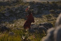 Massai-Mann geht an einem sonnigen Tag mit Stock auf dem Land — Stockfoto