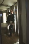 Бізнесмен, стоячи на ліфті готелю — стокове фото