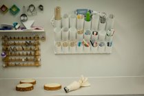 Короткий торт на столі з різноманітним обладнанням у пекарні — стокове фото