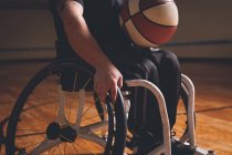 Faible section de l'homme handicapé pratiquant le basket-ball dans le tribunal — Photo de stock