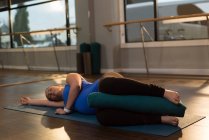 Donna incinta che esegue yoga in soggiorno — Foto stock