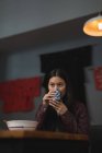 Jovem mulher tendo chá verde no restaurante — Fotografia de Stock