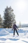Mujer patinando en el paisaje nevado durante el invierno
. - foto de stock