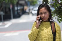 Дівчина-підліток розмовляє на мобільному телефоні в місті — стокове фото