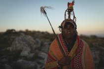 Retrato de homem maasai em pé no campo — Fotografia de Stock