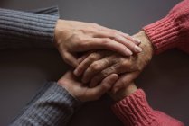 Крупный план смотрителя, утешающего пожилую женщину в доме престарелых — стоковое фото