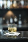 Verre de whisky avec papier de soie sur la table de l'hôtel — Photo de stock