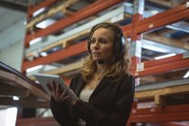 Жінка-працівник використовує цифровий планшет на заводі — стокове фото