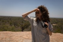 Bella donna che protegge i suoi occhi dal sole nelle praterie dei safari — Foto stock