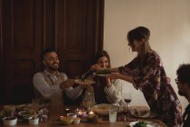 Gruppe von Freunden beim Essen am Tisch — Stockfoto
