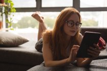 Жінка використовує цифровий планшет вдома — стокове фото