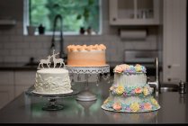 Nahaufnahme verschiedener dekorierter Kuchen in der Backstube — Stockfoto