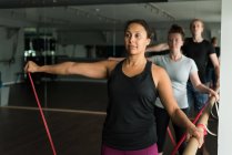 Convient aux personnes qui font de l'exercice avec des bandes de résistance dans un studio de fitness . — Photo de stock