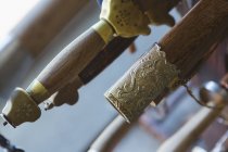 Close-up de espadas asiáticas tradicionais dispostas em rack no estúdio de artes marciais . — Fotografia de Stock