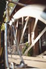 Vista della caffetteria attraverso gli pneumatici della bicicletta in una giornata di sole — Foto stock