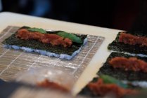 Sushis déroulés conservés sur une table dans un restaurant — Photo de stock
