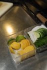 Legumes fatiados mantidos no balcão da cozinha em um restaurante — Fotografia de Stock
