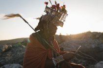 Масаї людина в традиційному одязі, за допомогою мобільного телефону — стокове фото