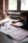 Женщина-руководитель работает над чертежом в офисе — стоковое фото