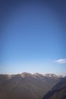 Nuages passant au-dessus d'une chaîne de montagnes le jour — Photo de stock