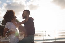 Romantisches Paar schaut sich am sonnigen Tag in Strandnähe an — Stockfoto