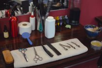 Verschiedene Friseurwerkzeuge auf Frisiertisch im Friseursalon — Stockfoto